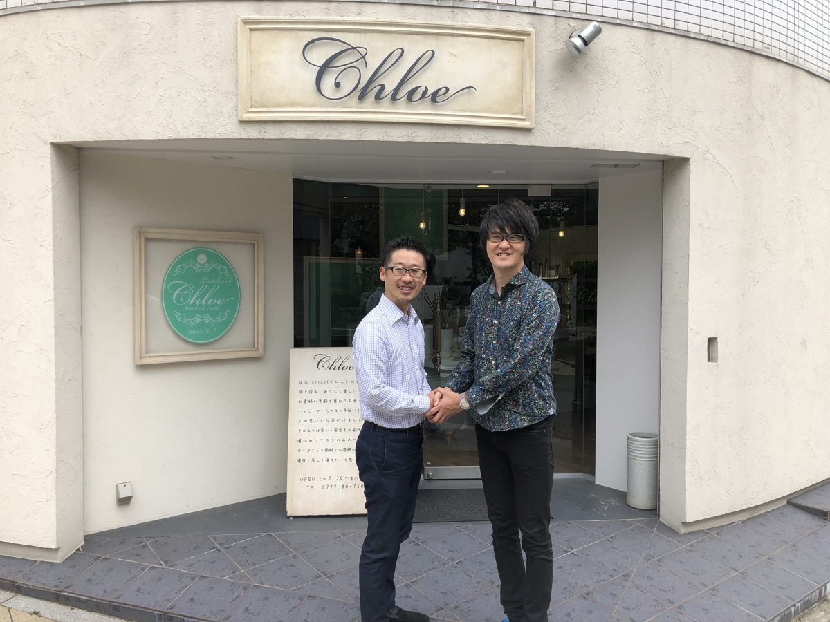会員の美容室さんの店の前でジョイマンと握手